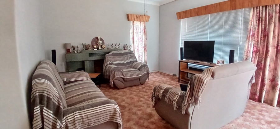 To Let 4 Bedroom Property for Rent in Jordania Free State